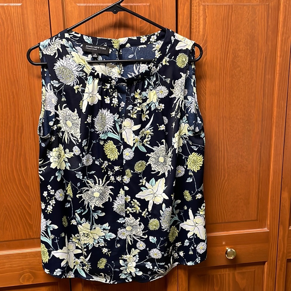 Jones New York sleeveless blouse. Size 10.